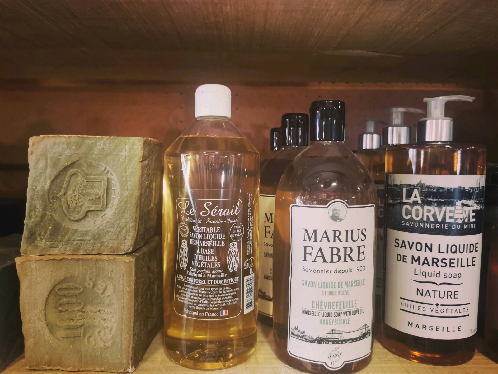 Produit d'entretien et savon liquide de Marseille en vente chez votre quincaillerie de Sète 